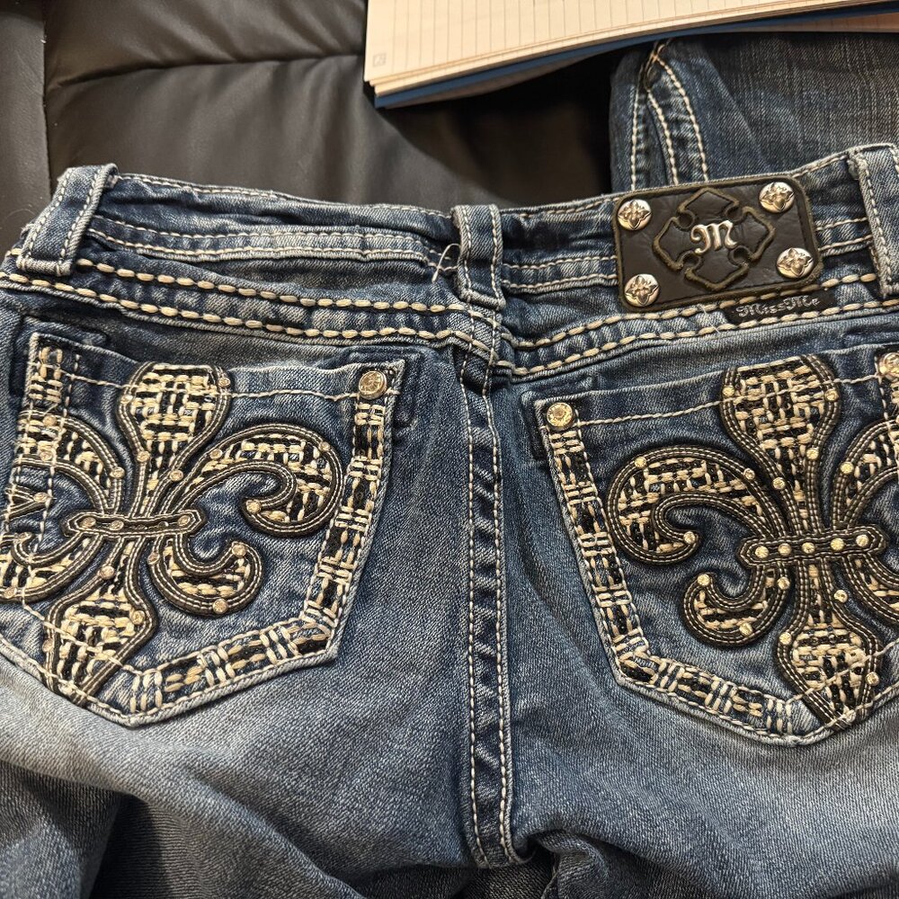 💎  Miss Me 📏 Size: 27 🎨 Color: Medium Wash Blue 👖 Style: Signature Boot